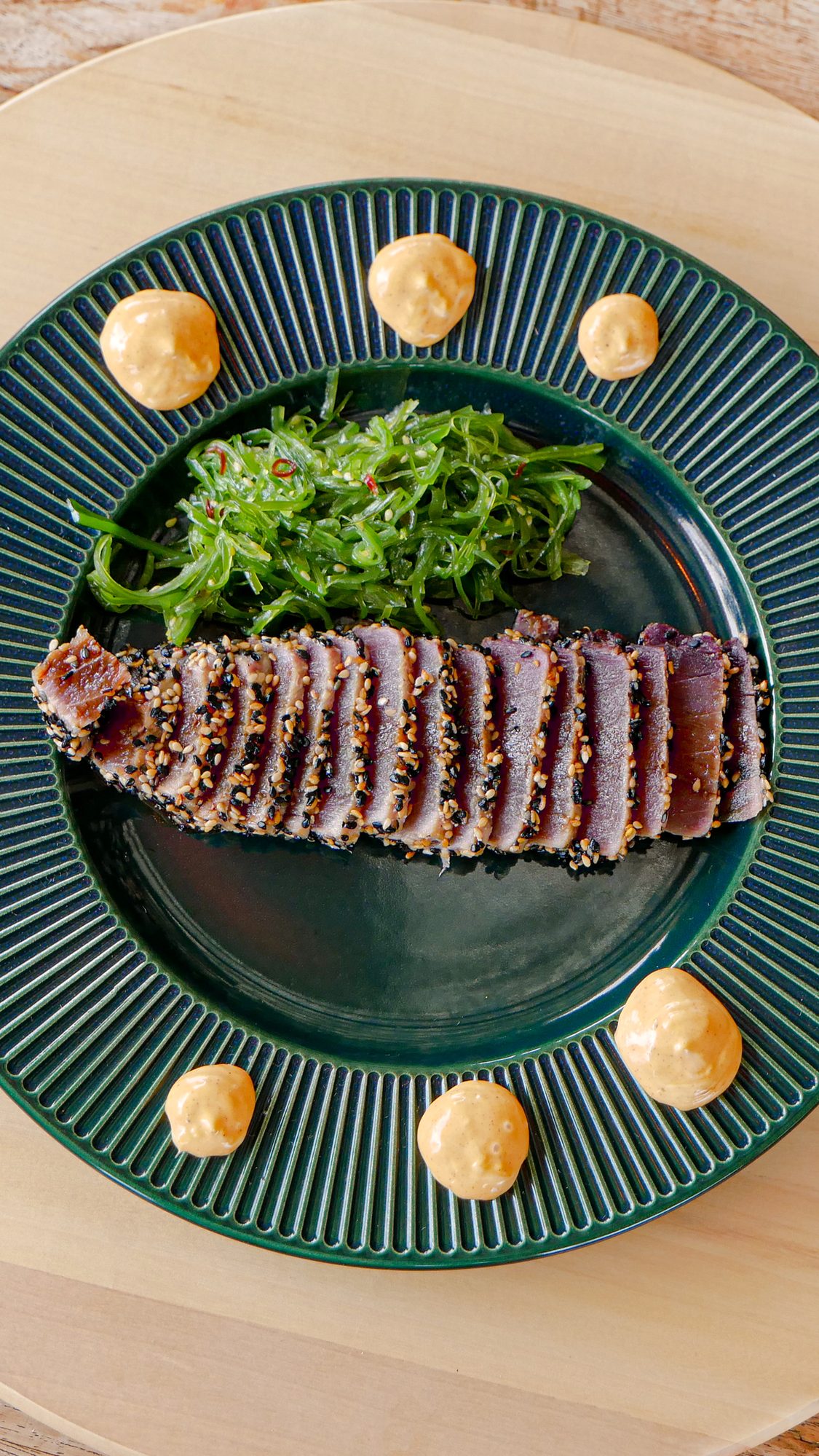 Tataki de atún en el restaurante Selva Negra Tomares Sevilla