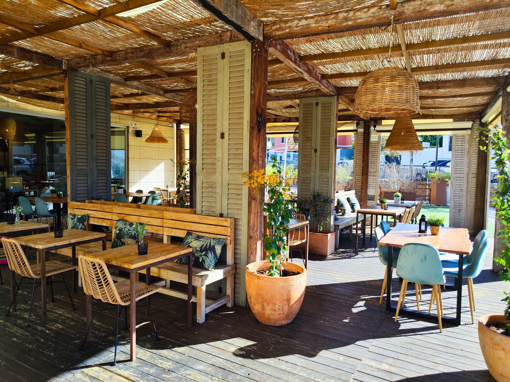 Terraza cubierta ajardinada del restaurante Selva Negra Tomares Sevilla