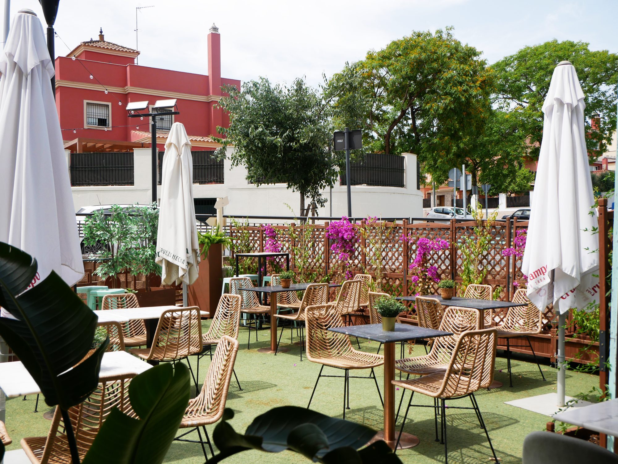Terraza descubierta ajardinada del restaurante Selva Negra Tomares Sevilla
